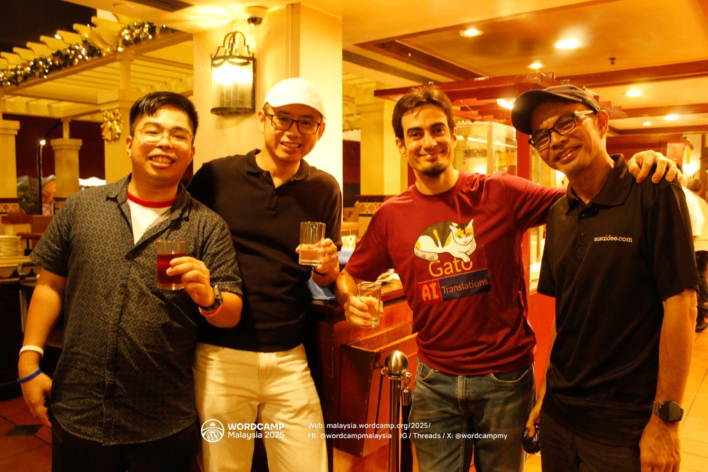 Leo i organizatorzy WordCamp Malaysia — Dee, Ben i YL — na przyjęciu dla prelegentów